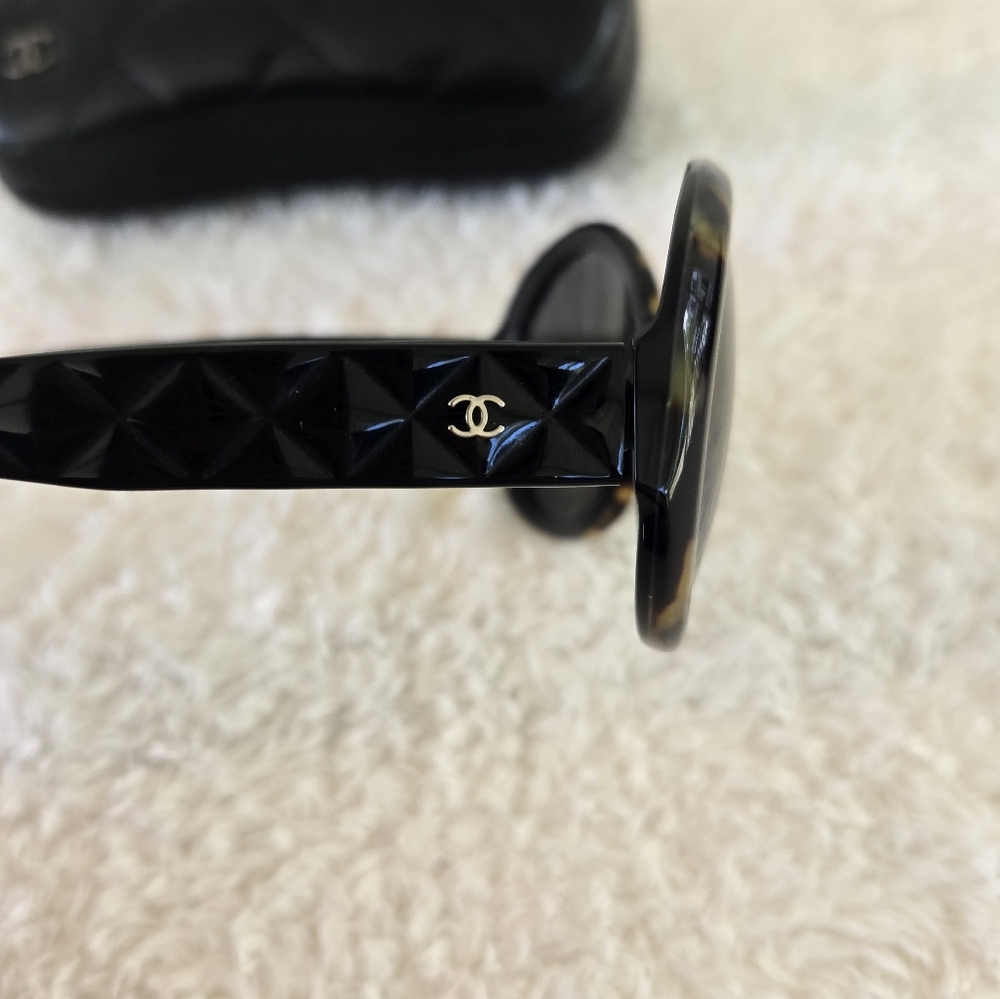 Vintage CHANEL Round Tortoise Sunglasses with Black Leather Case - Picture 8 of 9